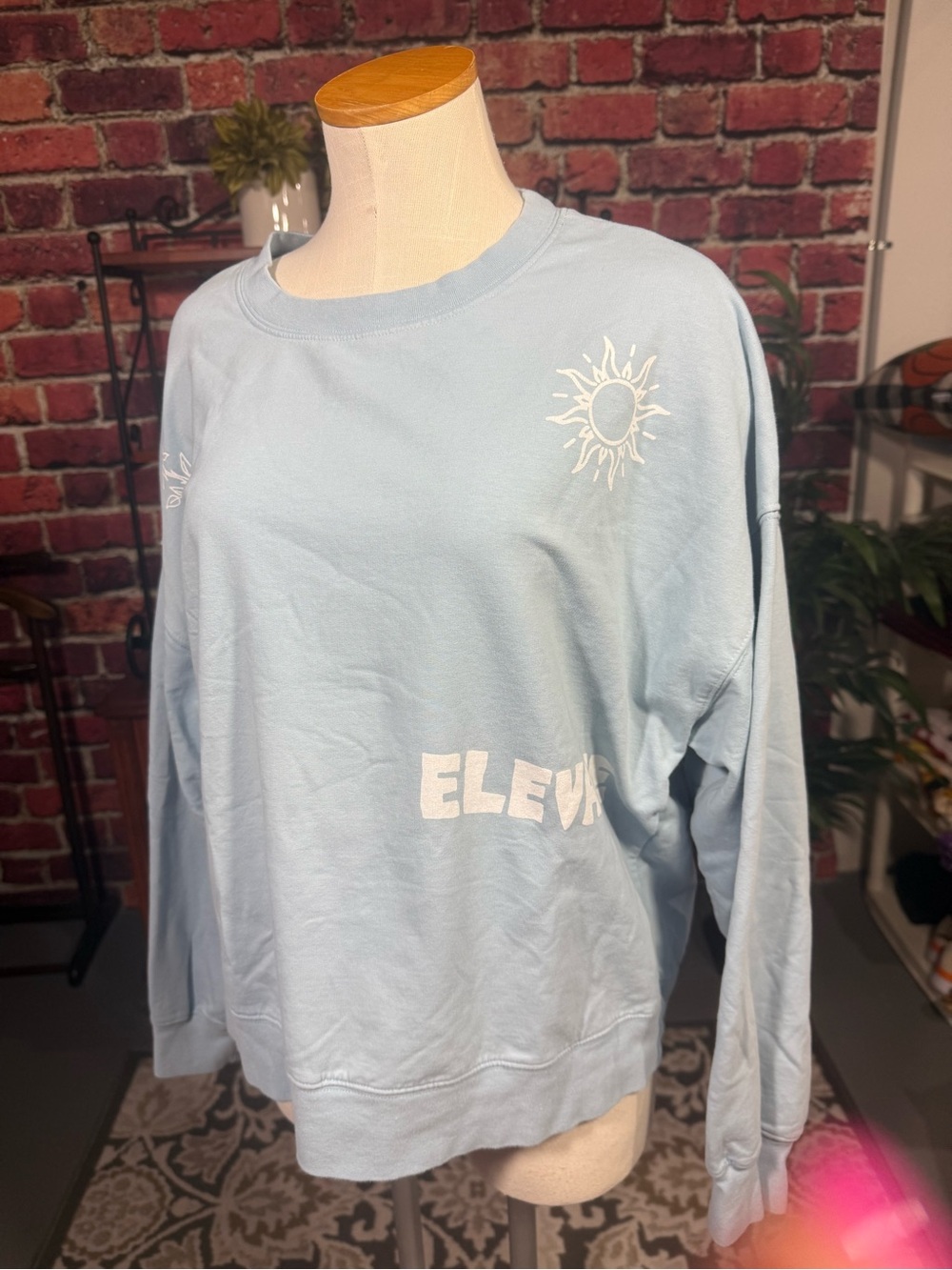 Electric & Rose Pale Blue Pullover Sweatshirt Size Large